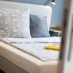 Big Near Rotkreuzplatz With 3 Bedroom For 12 Pax *